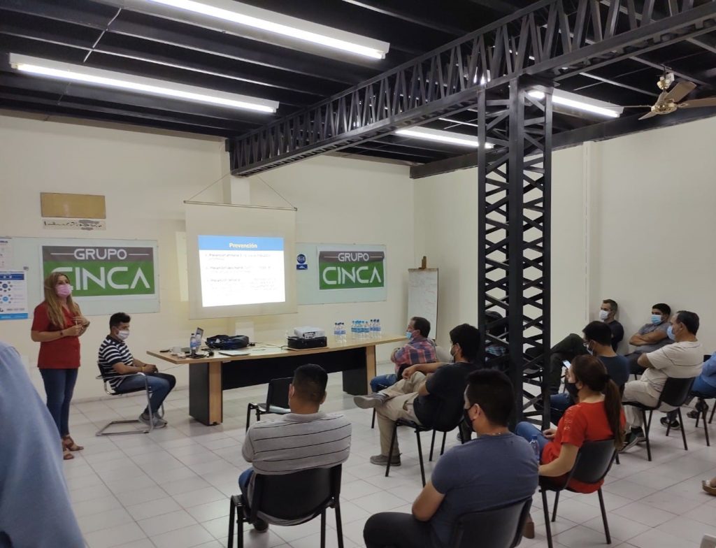 capacitación grupo de personas salón cinca
