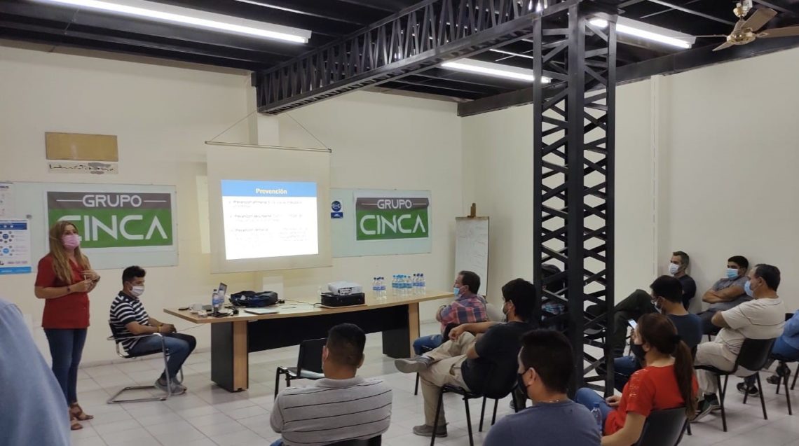 capacitación grupo de personas salón cinca